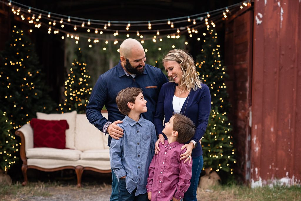 Christmas Minis, Christmas Barn Minis, Family Photographer